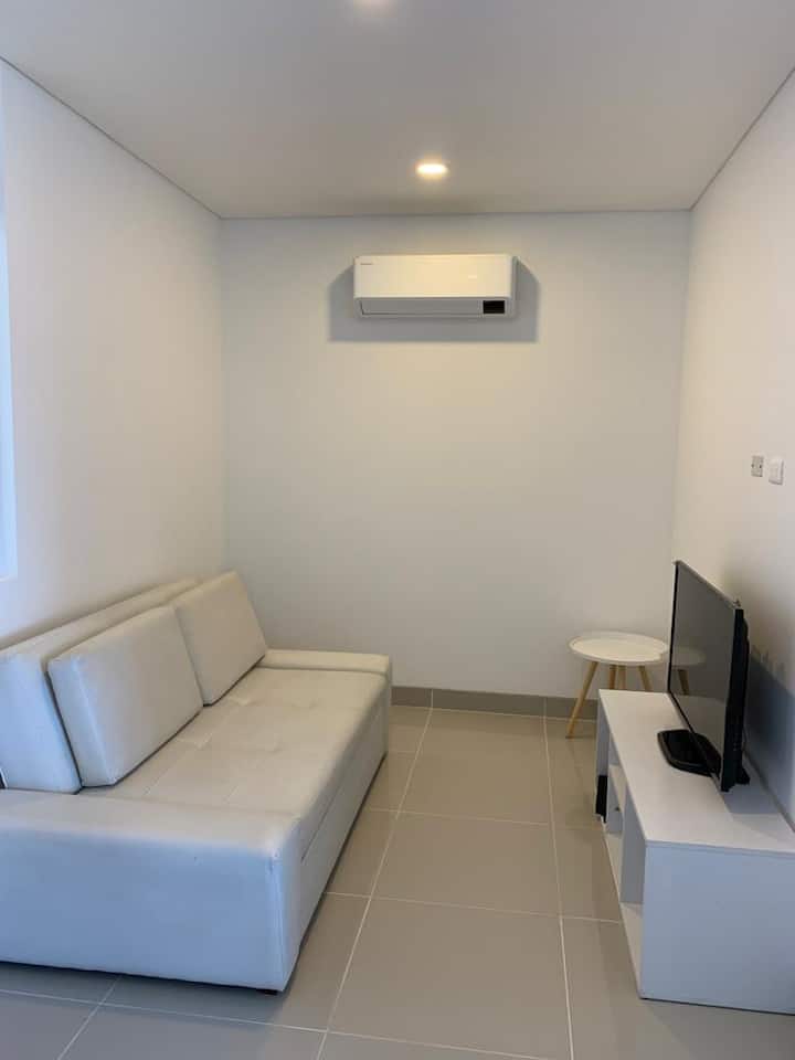 Salotto/sala laterale con divano letto matrimoniale con blackout / tenda split