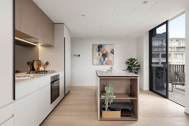 Ultra modern 2 bedroom with a view in North Sydney