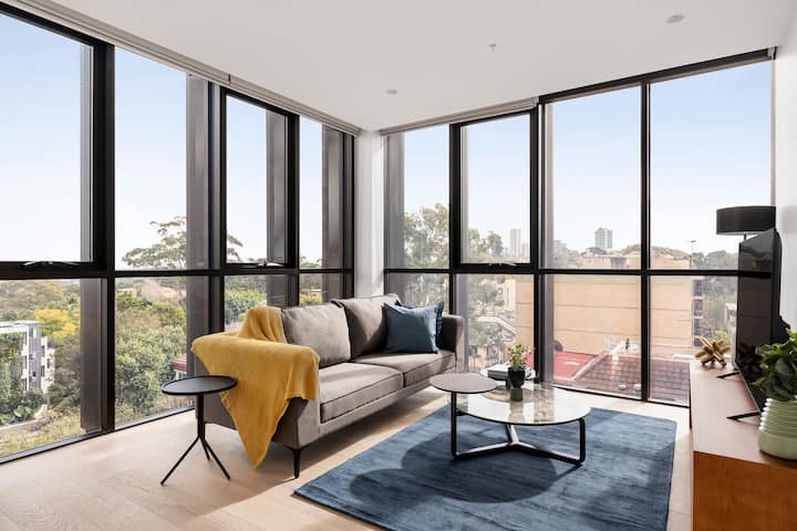 Ultra modern 2 bedroom with a view in North Sydney