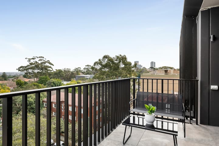 Ultra modern 2 bedroom with a view in North Sydney