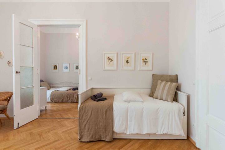 Spacious 2-bedroom apartment near Judenplatz gallery image 4