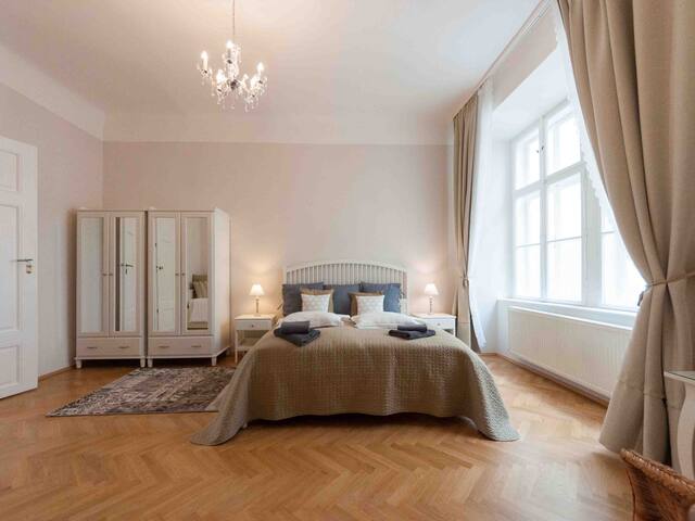 Spacious 2-bedroom apartment near Judenplatz gallery image 2