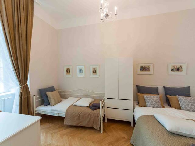 Spacious 2-bedroom apartment near Judenplatz gallery image 5