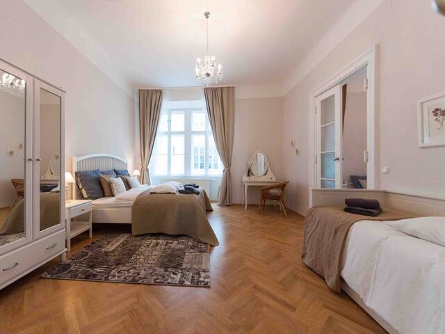 Spacious 2-bedroom apartment near Judenplatz gallery image 3