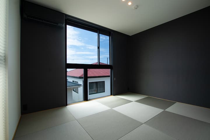 До 3■ японски
футоните могат да бъдат поставени.