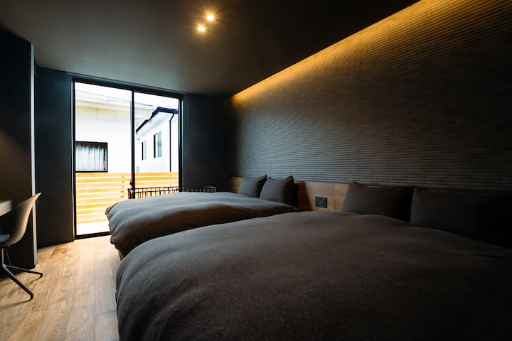 ■Спалня
1 - 2 двойни легла
Спалня 2 - 2 полу - двойни
Спалня 3 - 2 единични легла
Стая в японски стил - 3 разтегателни фотьойла
* Във всяка стая има работно бюро с концепция за лък. Напълно оборудвани с LAN порт USB контакти и др.