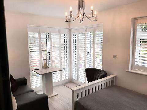 Successful Airbnb property: Studio Annexe in Southsea 3 mins walk to Beach! in City Of Portsmouth