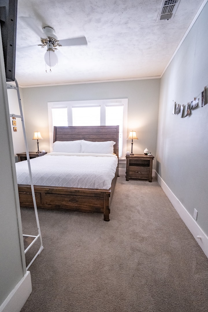 Nëse kthehesh në korridor dhe kthehesh majtas, do të gjesh dhomën e madhe kryesore të gjumit. 