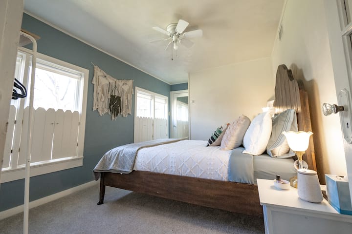 Kur të kthehesh në shtëpi nga oborri i pasmë dhe të kthehesh majtas, do të gjesh dhomën e gjumit dytësore.