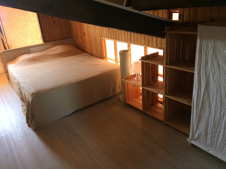 أول غرفة نوم على الميزانين تحت السطح 