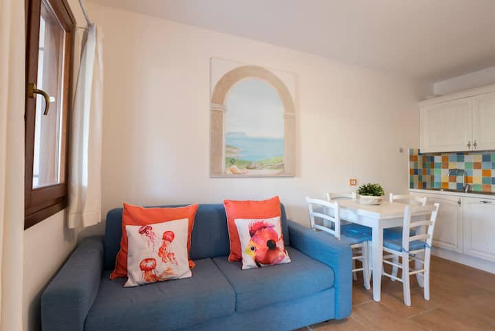 Sala de estar con sofá cama y cocina / sala de estar con sofá cama y cocina