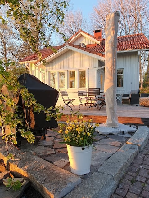 Top Airbnb: Beach house in the evening sun, with an outdoor hot tub! in Nastolan Suuralue