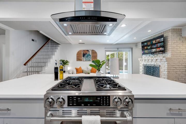 Luxe 5BR Retreat Pool, Golf, Games near State Fair gallery image 5