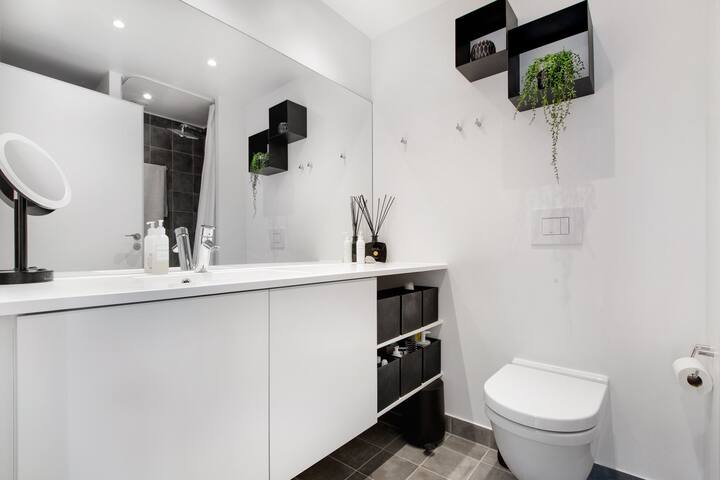 Modern apartment in hip area gallery image 3