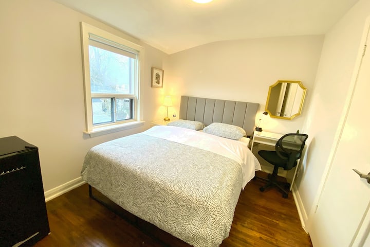 Private Room Shared Kitchen, Bath (Not Basement) - トロント