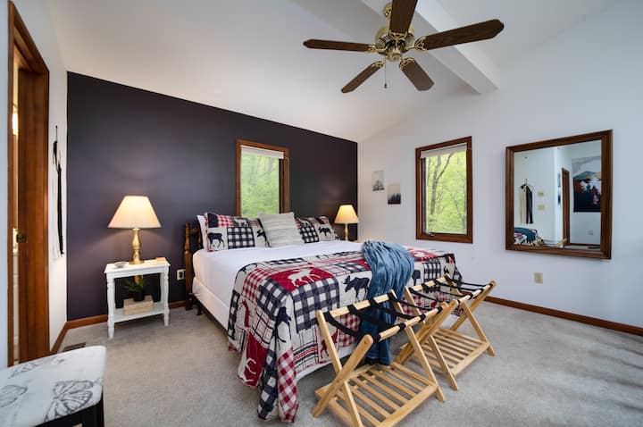 Unwind in this serene primary suite—complete with a king bed, vaulted ceilings, gentle breeze from the ceiling fan, and a private 3-piece ensuite. Perfect for couples seeking a peaceful, romantic mountain escape.