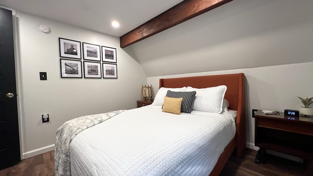 Main Level Bedroom with Queen Bed