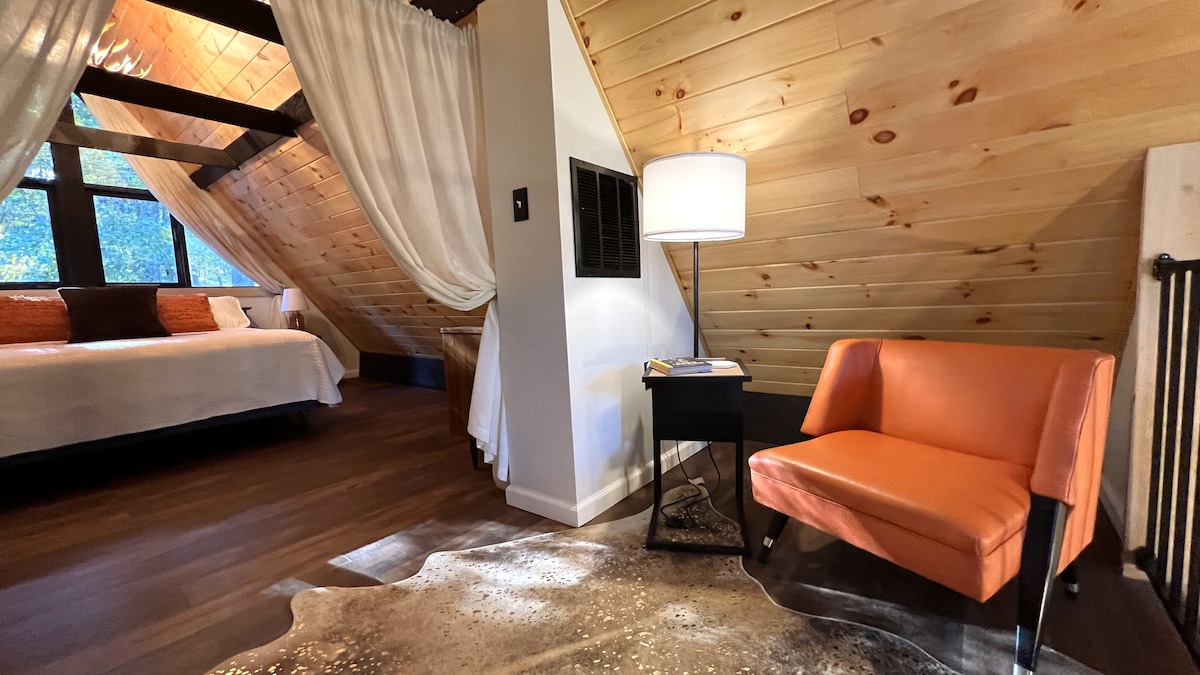 Upper Level King Bedroom & Sitting Area 