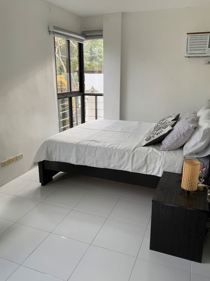 ห้องนอนใหญ่/ขนาดควีนไซส์ 