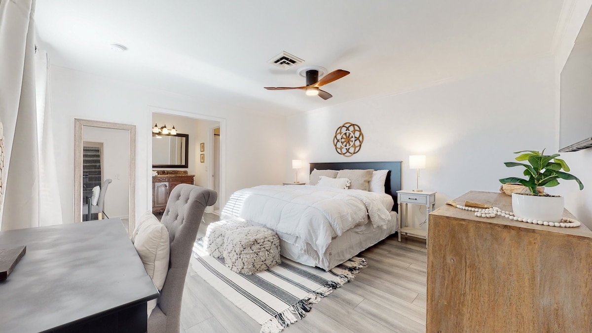 主卧室（加大双人床） ，配备步入式衣柜和套房内全功能卫生间。