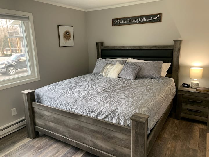 King size bed with plush linens!