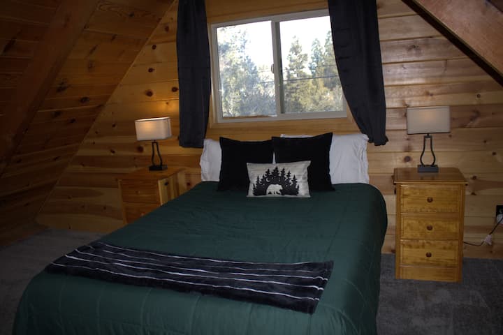 Chambre à l'étage avec lit queen size et numéro de couchage