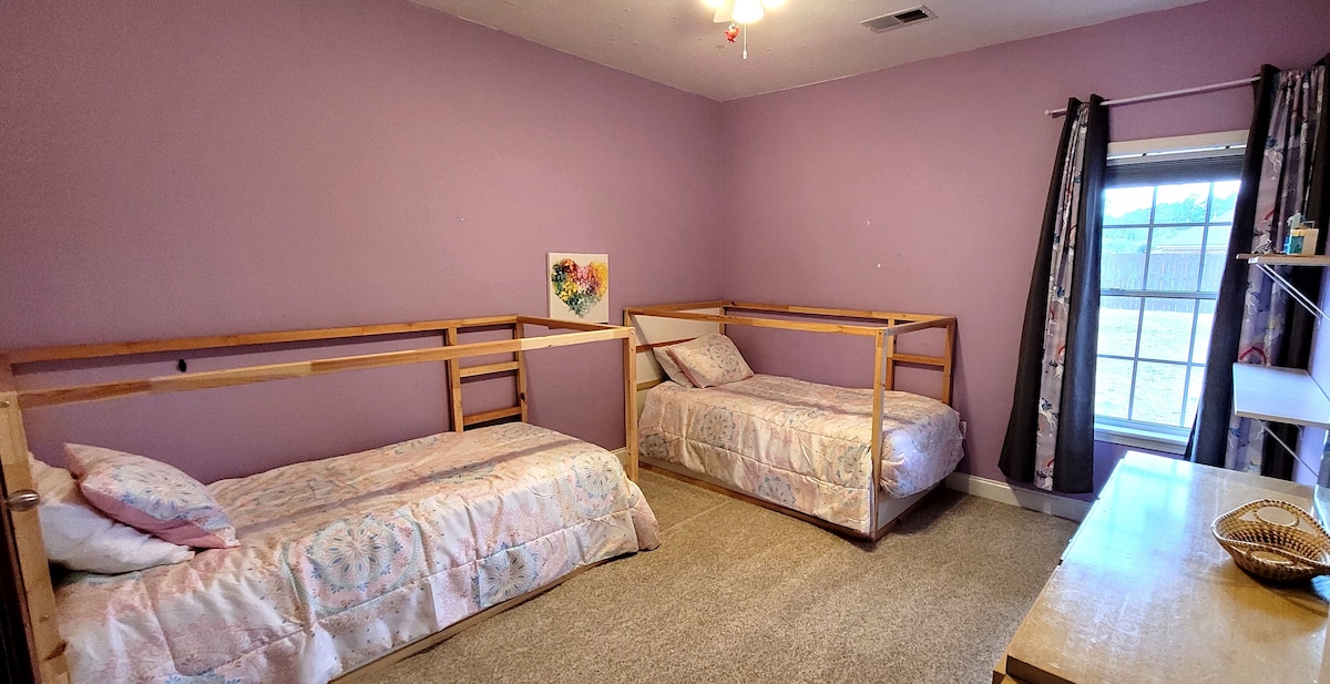 3号卧室有两张单人床。