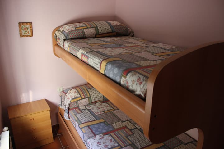 Litera, tiene barrera de seguridad y escalera