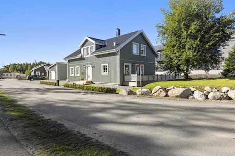 Central villa with proximity to both city and nature