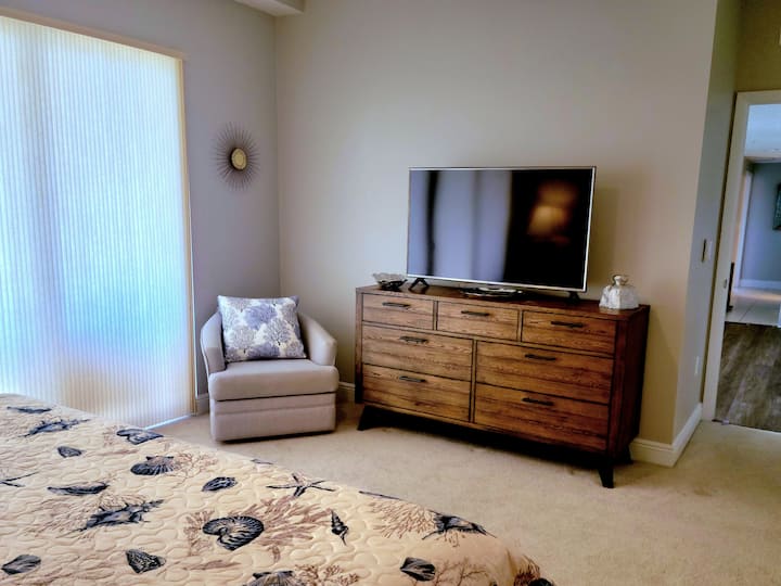 Suite MB pour vous, comme à la maison.  Tous les nouveaux meubles avec ventilateur de plafond télécommandé, télévision ROKU et câble à spectre.  La salle de bain principale attenante (non montrée) est assez vaste avec des équipements modernes, dont l'évier double et les plans de travail en granit.