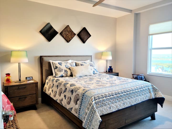 Une deuxième chambre neuve avec un lit neuf, un matelas, une literie et des meubles. Ventilateur de plafond et téléviseur ROKU 43"pour votre détente personnelle.  La vue sur la fenêtre donne sur Port Orange, la rivière Halifax et l'île Pelican. Les couchers de soleil sont incroyables !