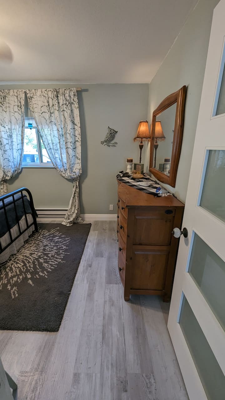 تحتوي غرفة نوم الضيوف على سرير مزدوج وخصوصية ومساحة تخزين كبيرة.