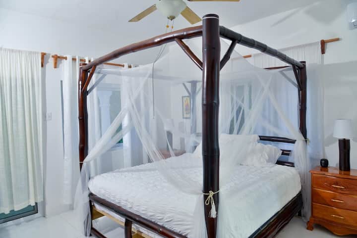 Საძინებელი № 1 
Ოთხი პლაკატი ბამბუკის საწოლი. Მოამზადეთ სააბაზანო. Cedar-ის კომოდი და ცალკემდგომი ტანსაცმლის საკიდი. აქვს კონდიციონერი  