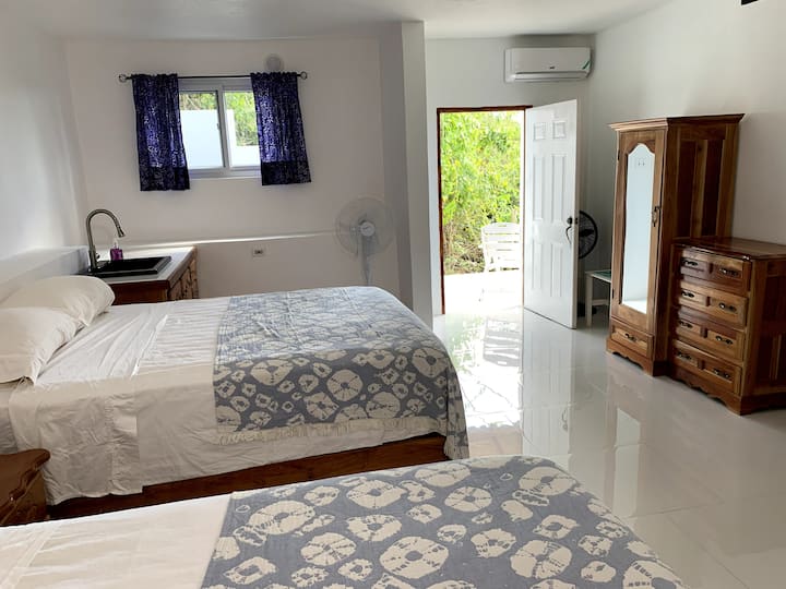 Საძინებელი # 4.
Ორი ორადგილიანი საწოლი. მეორე გასასვლელი გადის პატარა პატიოსა და კიბისკენ ვილის წინა მხარეს, სადაც მდებარეობს მანქანის პორტი და აუზი.  Აქვს კონდიციონერი. მდებარეობს ქვედა დონეზე.