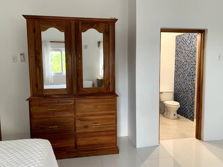 Საძინებელი # 2. 
კედარის კარადა და სრულად გარემონტებული ლუქსი სააბაზანო წვიმის შხაპით. Მდებარეობს მთავარ დონეზე, საძინებლის # 3-ის მიმდებარედ.