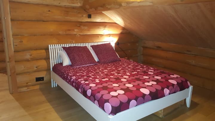 Spálňa 4 s balkónom s výhľadom na masív Ecrins s manželskou posteľou 160 a detskou postieľkou BB