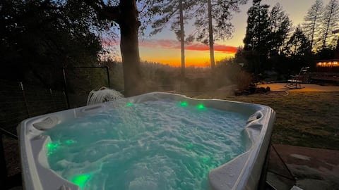 Spacious Sierra Foothills Retreat w/ Hot Tub!