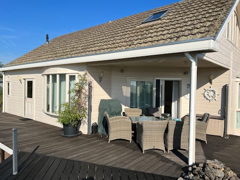 Cottage right on the lake