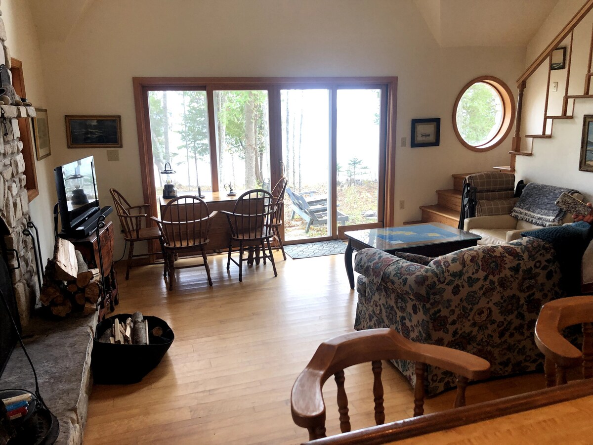 La sala de estar es acogedora, sencilla y acogedora.  Abre las puertas correderas de vidrio y retira la barrera entre el hogar y la naturaleza.  O enciende el fuego en una noche de otoño fresca.  Juega a las cartas, los rompecabezas de la pieza juntos, mira una película, acurrúcate y lee un libro.  