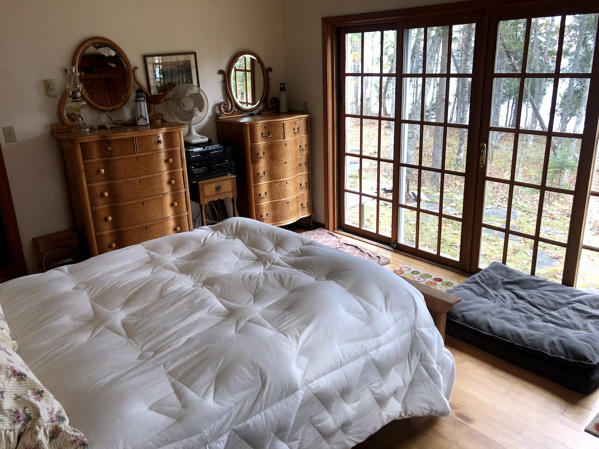 El dormitorio principal tiene puertas de vidrio que se abren a las orillas del lago Michigan.  Escucha las olas rodar por la noche antes de acostarte... y a primera hora cuando te levantes de tu sueño.  Es como dormir en la naturaleza e increíblemente terapéutico.  