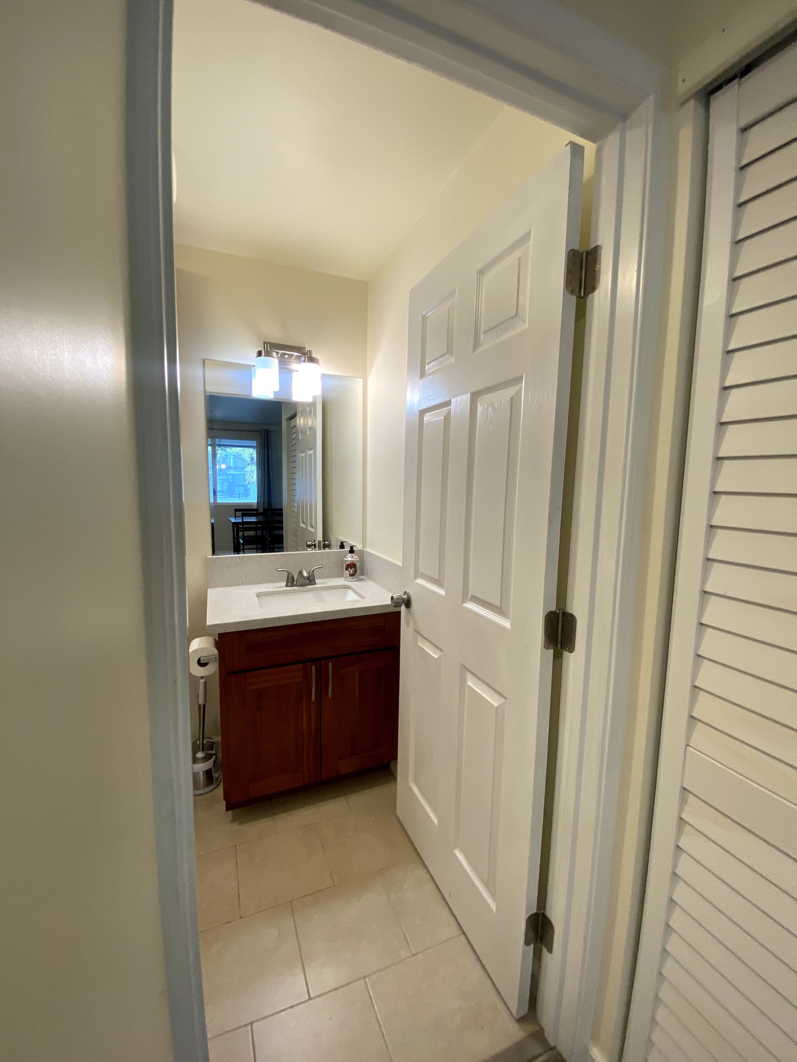Cozy lovely 1BR w/full size kitchen & free Parking - Image 4