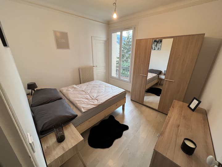 ห้องพักขนาด 11 ตารางเมตรพร้อมเตียงคู่โต๊ะข้างเตียงและโคมไฟโต๊ะเครื่องแป้งและโต๊ะเครื่องแป้ง
มีผ้าปูที่นอนให้ทั้งหมด