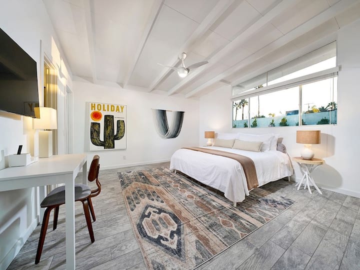 Lala kama mwanafamilia wa kifalme kwenye kitanda cha ukubwa wa king katika chumba kikuu cha kulala.