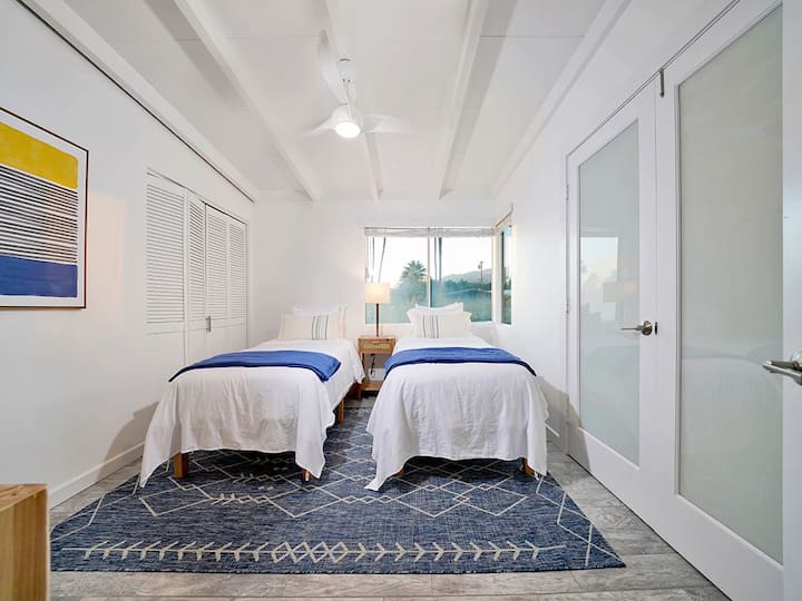 Je, unataka kuweka mashuka yote kwa ajili yako mwenyewe? Chumba cha kulala pacha kinaweza kuwa chaguo bora kwako.