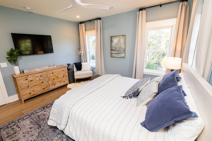 King Bedroom w/ En Suite Bathroom