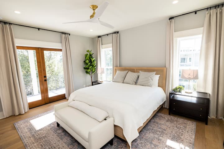 Dormitorio principal tamaño king del segundo nivel con baño y acceso por la puerta francesa al balcón.