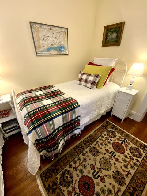 Cozy, Elegant Room near Yale, St. Raphaels, SCSU