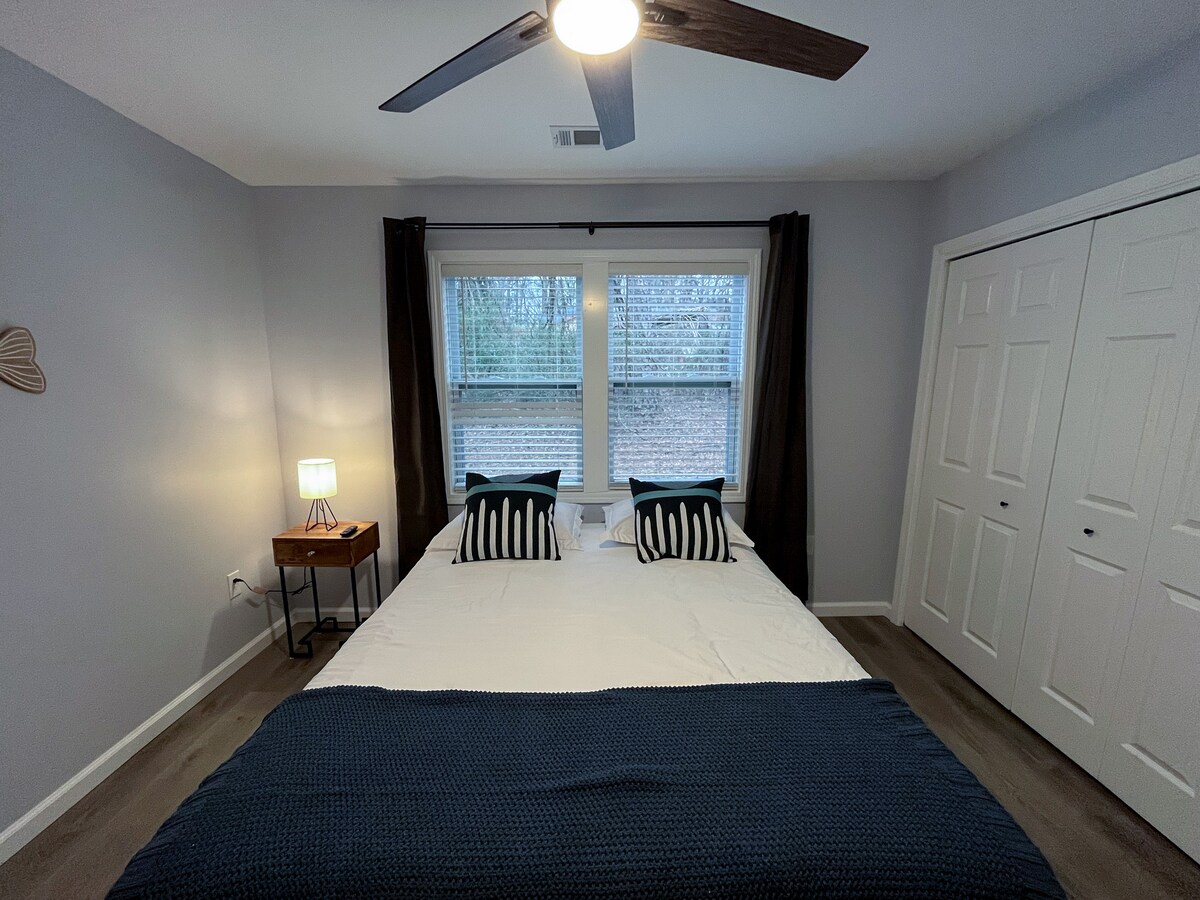 เพลิดเพลินไปกับห้องนอนที่สองที่กว้างขวางมีเตียงขนาดควีนไซส์พัดลมเพดานสมาร์ททีวีขนาด 40 "และตู้เสื้อผ้าขนาดใหญ่สำหรับข้าวของของคุณ