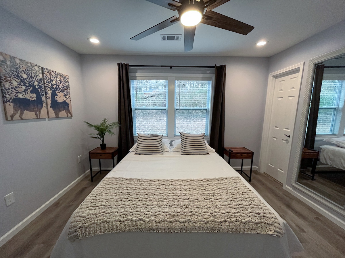 ผ่อนคลายในห้องนอนหลักที่กว้างขวางทันสมัยและสะดวกสบายมีการออกแบบที่เรียบง่ายและเตียงควีนไซส์