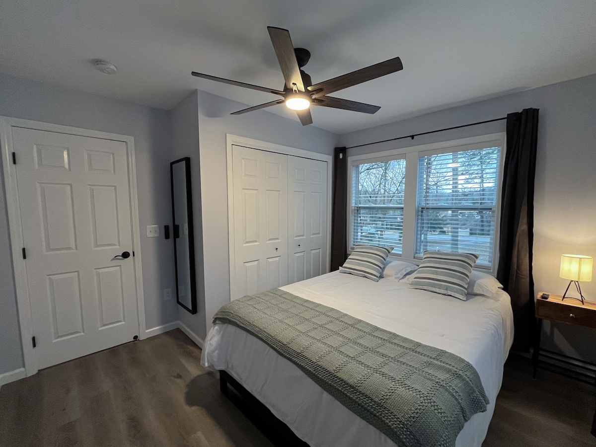 เพลิดเพลินไปกับห้องนอนที่ 3 ที่มีเตียงขนาดควีนไซส์พัดลมเพดานสมาร์ททีวีขนาด 40 "และตู้เสื้อผ้าขนาดใหญ่สำหรับข้าวของของคุณ